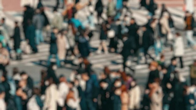 歩行者が移動する東京の渋谷スクランブル交差点　スローモーション