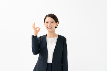 OKサインをするスーツの女性