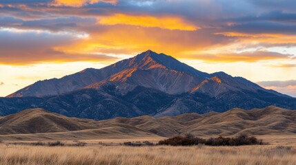 Obraz premium Majestic Mountain Landscape with Dramatic Sunset Over Prairie