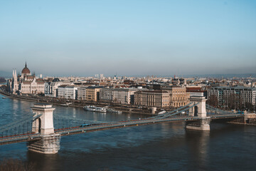 Obraz premium Chain Bridge and Parliament Illuminated in Budapest, Hungary