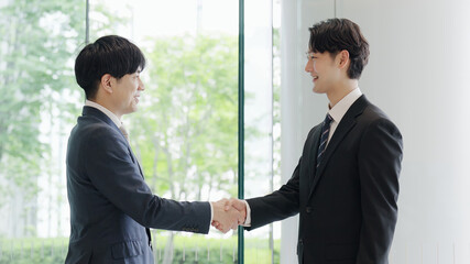 握手をするビジネスマン