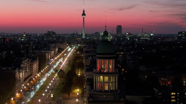 Drohnenaufnahme des Sonnenuntergangs &uuml;ber der Karl-Marx-Allee mit Blick vom Frankfurter Tor auf den Fernsehturm, Friedrichshain, Berlin.	