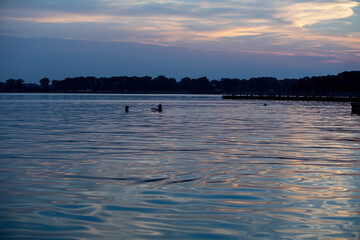 Naklejka premium The Serene Evening by the Water is a beautiful scene filled with calm and tranquility