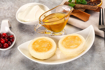 Roasted cheesecakes - Syrniki with honey