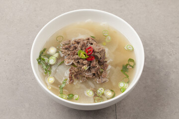  A dish made by stir-frying beef with radish and seasoning it with green onions, salt, soy sauce, etc.