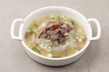  A dish made by stir-frying beef with radish and seasoning it with green onions, salt, soy sauce, etc.