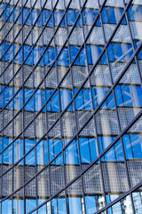 ビルのガラスの壁と反射するビル