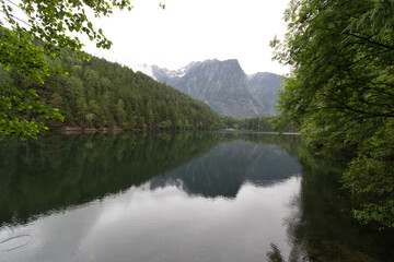 Voyage printemps Autriche forêt lac chalets en bois