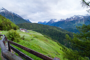 Voyage printemps Autriche forêt lac chalets en bois
