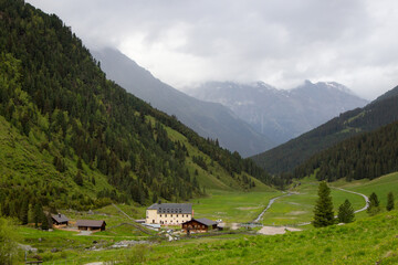 Voyage printemps Autriche for&ecirc;t lac chalets en bois