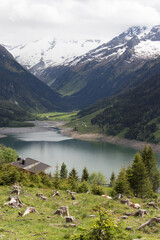 Voyage printemps Autriche forêt lac chalets en bois