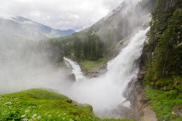 Paysage montagne et cascade en Autriche de l'ouest