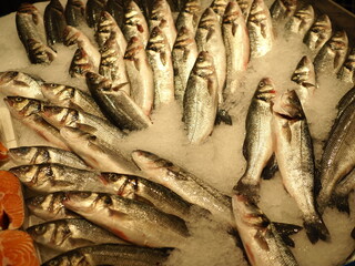 Obraz premium Fresh fish, herring in the market in ice