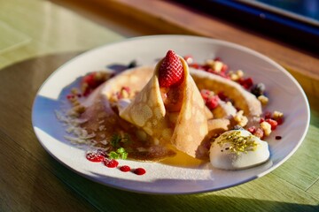 美味しそうなイチゴとフランボワーズのクレープ