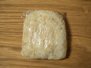 冷凍室に保存しておくラップに包んだごはん。