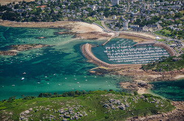 vue aérienne de la côte bretonne à Trebeurden