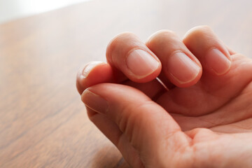 机の上に置いた女性の手