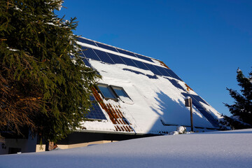 Mit Schnee bedeckte Solaranlage im Winter	