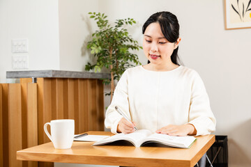試験勉強をするアジア人女性07