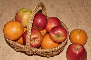 Obstkorb mit Äpfeln und Apfelsinen	