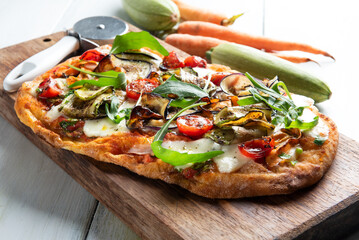 Deliziosa pinsa romana vegetariana condita con verdure miste, cibo italiano 