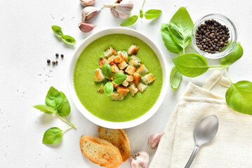 Spinach soup with croutons