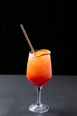 Bebida naranja con hielo y rodaja de naranja