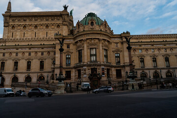 Obraz premium Historic building with ornate architecture and statues during early evening in a bustling city center