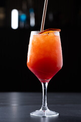 Bebida naranja con hielo y rodaja de naranja