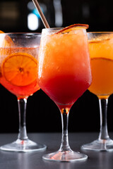 Bebida naranja con hielo y rodaja de naranja