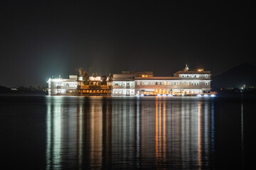 Fototapeta premium Jagmandir Island Palace im Pichholasee Stadtansicht und Stadtbild am See in Udaipur in Rajasthan Indien bei Nacht 
