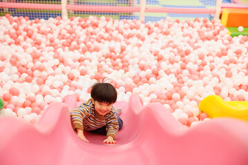 ボールプールで遊ぶ子供