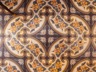 Détail d'un carrelage de sol aux motifs floraux de type art-déco