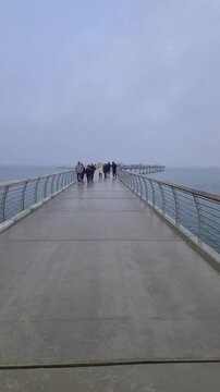 &Uuml;bersicht &uuml;ber die Seebr&uuml;cke in Prerow, mit atmosph&auml;rischem Himmel