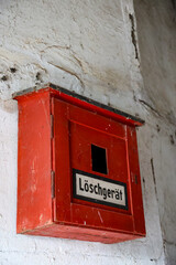 Ein Kasten für Löschgeräte.