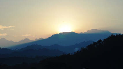 Obraz premium Serene Landscape of Mountains and Lake at Peaceful Sunset