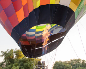 Obraz premium A hot air balloon with a fire in the middle of it
