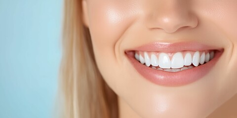 Obraz premium Woman with a white smile