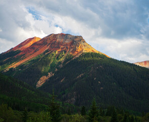 Fototapeta premium Sunlit Peaks Along the Million Dollar Highway, Colorado: A Breathtaking Scenic Drive