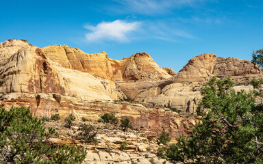 Obraz premium Majestic Sandstone Domes of Capitol Reef: Timeless Landscapes Under Clear Blue Skies
