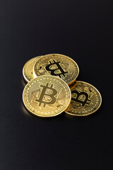 黒背景にビットコイン