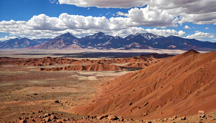 Naklejka premium Paysage désertique avec montagnes et nuages