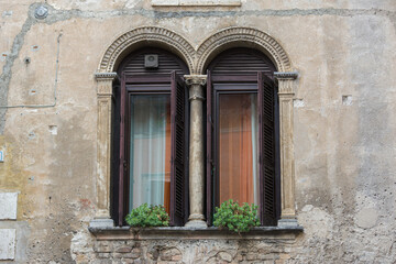 Twin windows