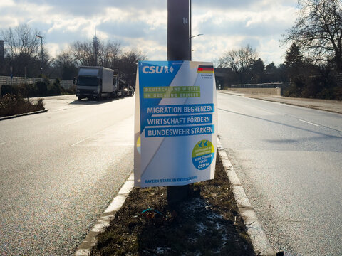 N&uuml;rnberg, Bayern 11.01.2025: Wahlplakat der CSU f&uuml;r die Bundestagswahl mit dem Slogan 'Migration begrenzen, Wirtschaft f&ouml;rdern, Bundeswehr st&auml;rken', konservative Wahlwerbung gegen Zuwanderung, CDU/CSU