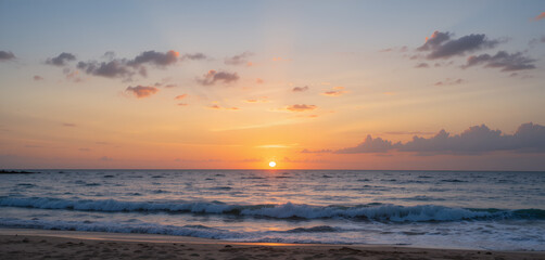 Obraz premium Stunning Panoramic Landscape of Sunset at a Sea Beach with Golden Sky