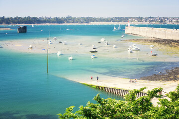 Port de a maree basse en bretagne en été, des bateaux e plaisance sont amarés,  à saint malo en...