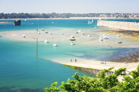 Port de a maree basse en bretagne en &eacute;t&eacute;, des bateaux e plaisance sont amar&eacute;s,  &agrave; saint malo en ille et vilaine