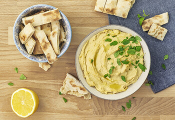 Hummus z grilowana pitą na drewnianym blacie