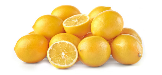 Cytryny leżące na białym tle z jedną przekrojoną na pół © Jolaya