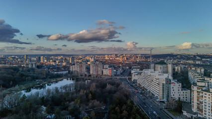 Obraz premium Expansive Cityscape Under Vibrant Clouds